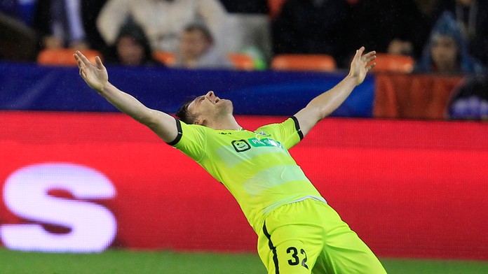 Hráč Gentu Thomas Foket oslavuje gól do bránky Valencie.