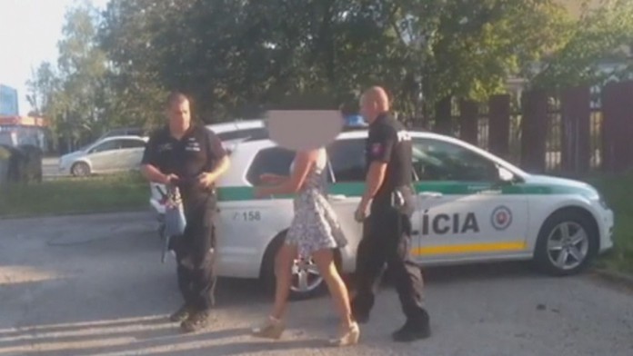 Žena v rukách polície.