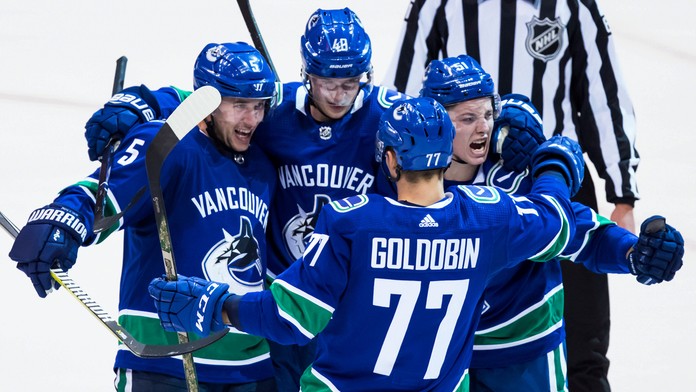 Radosť hráčov Vancouveru po góle proti Coloradu, zľava Derrick Pouliot, Elias Pettersson, Nikolaj Goldobin a Troy Stecher.