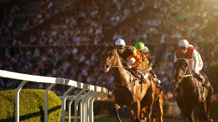 Žil v garáži, osud sa s ním kruto zahral. Bezdomovcovi zmenila život stávka na dostihy