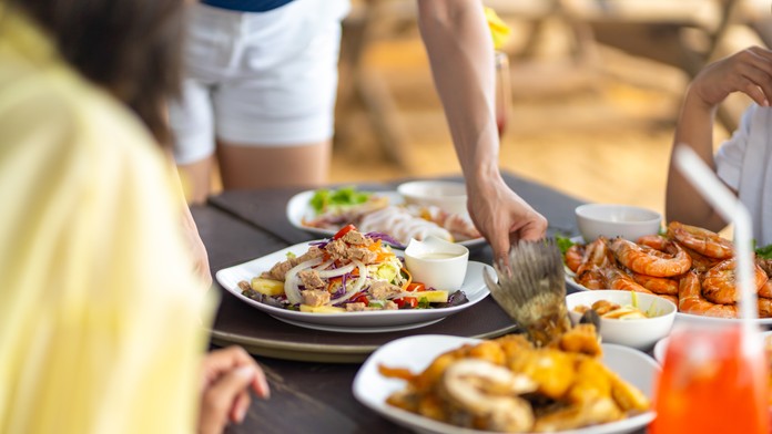 Toto sú jedlá, ktorým by ste sa určite mali podľa expertov na dovolenke vyhnúť