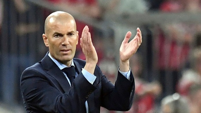 Kouč Realu Zinédine Zidane tlieska po výhre v prvom semifinále LM na pôde Bayernu.