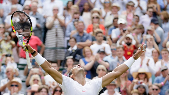 Španiel Rafael Nadal oslavuje svoj triumf v 2. kole Wimbledonu 2018.
