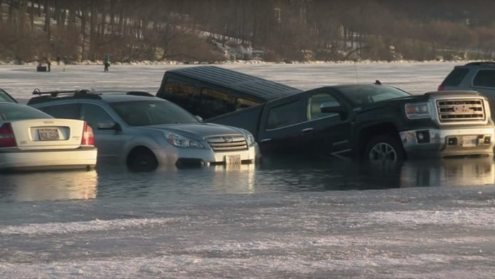 Vozidlá z jazera vytiahli až hasiči