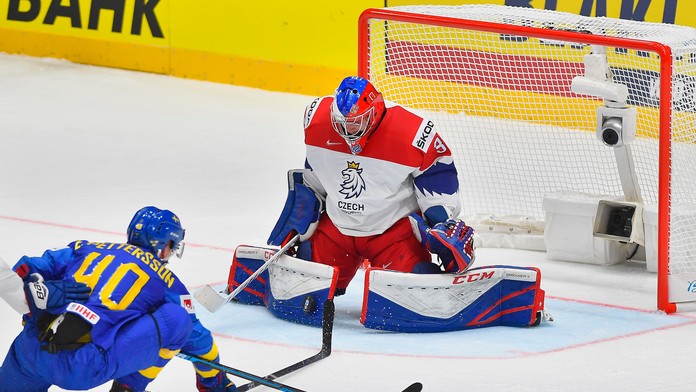 Kevin Fiala (Švajčiarsko) strieľa prvý gól v zápase základnej B-skupiny Švajčiarsko - Taliansko.