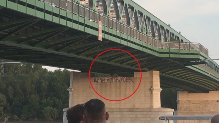 Marek Hamšík sa raduje s Jurajom Kuckom po svojom góle..jpg