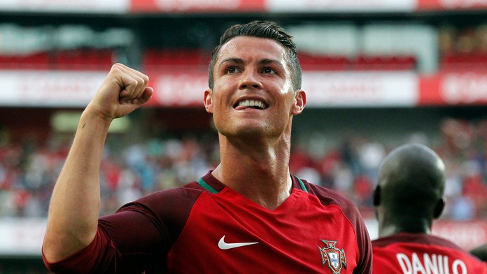 Ikona portugalskej reprezentácie Cristiano Ronaldo sa raduje z gólu do siete Estónska v príprave tesne pred ME.