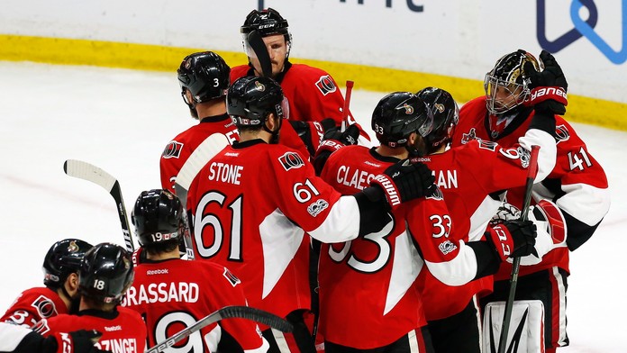 Radosť hráčov Ottawy po triumfe v šiestom dueli finále Východnej konferencie NHL proti Pittsburghu.