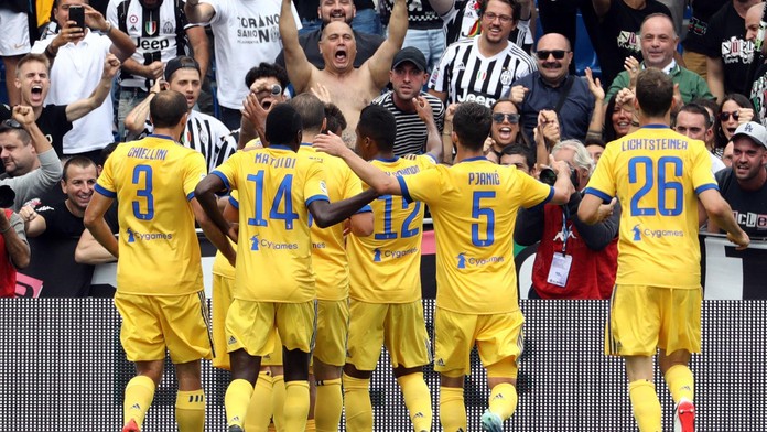 Hráči Juventusu oslavujú.