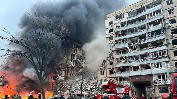 Čierny hustý dym stúpa k oblohe po raketovom útoku ruskej armády na výškovú obytnú budovu v Dnipre, kde pod troskami zostalo mnoho ľudí.