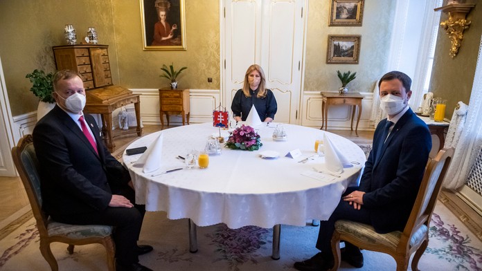 Prezidentka SR Zuzana Čaputová počas pracovných raňajok s premiérom Eduardom Hegerom (vpravo) a predsedom NR SR Borisom Kollárom