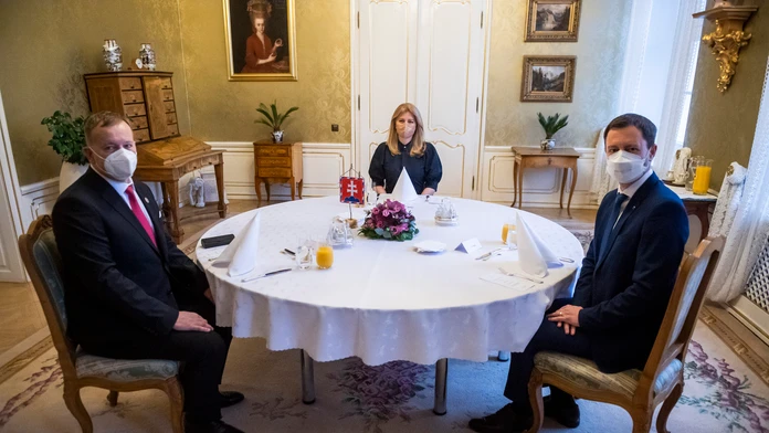 Prezidentka SR Zuzana Čaputová počas pracovných raňajok s premiérom Eduardom Hegerom (vpravo) a predsedom NR SR Borisom Kollárom