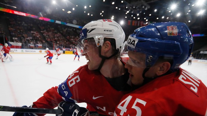 Mathis Olimb a Radim Šimek v zápase parížskej B-skupiny medzi Českom a Nórskom.