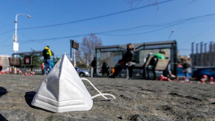 Respirátor pohodený na zemi.