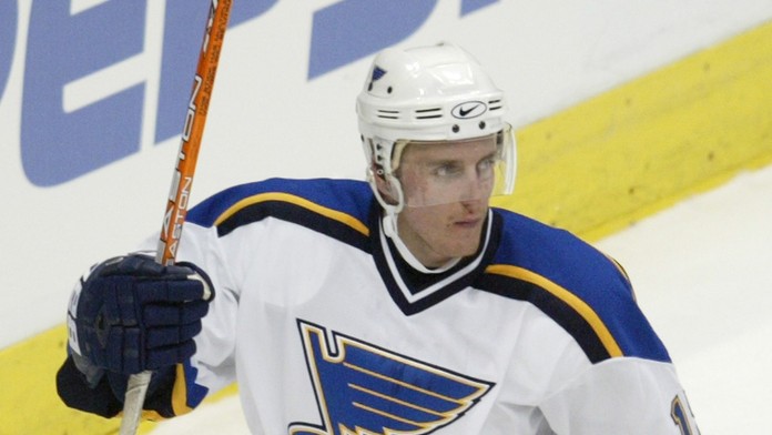 Peter Sejna na archívnej snímke z roku 2003  oslavuje svoj prvý gól v NHL.