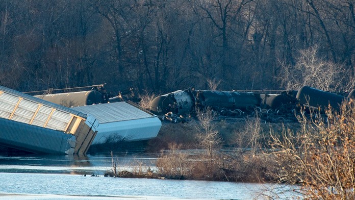 Vo Wisconsine sa vykoľajil nákladný vlak.
