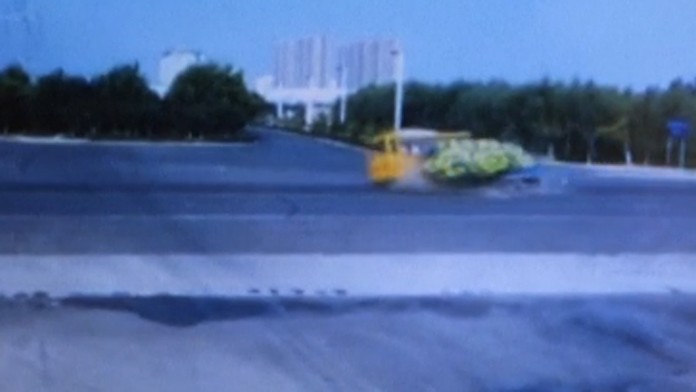 Nehoda nákladiaka a školského autobusu.