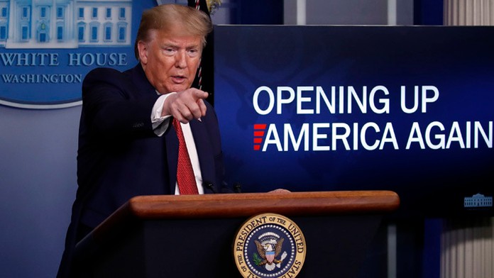 Muž s ochranným rúškom si číta lekársku správu v čínskom meste Wu-chan.