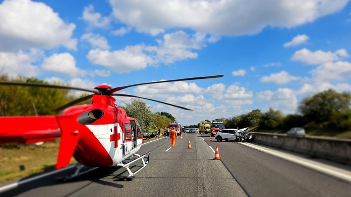 Po nehode dvoch áut zasahovali leteckí záchranári.