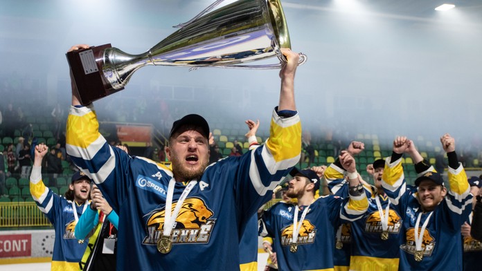 Na snímke radosť Jána Ťavodu (Humenné) po skončení siedmeho finálového zápasu.