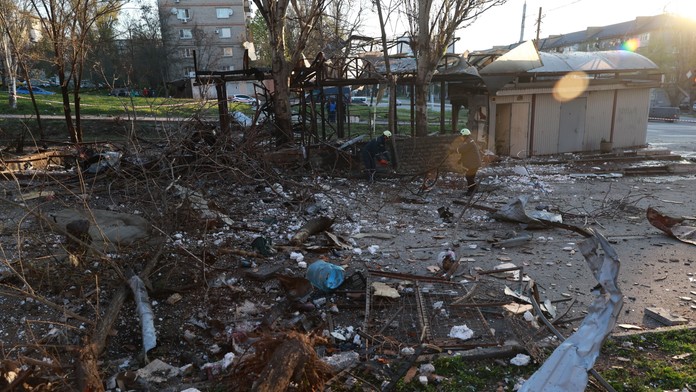 Zastávka verejnej dopravy, ktorú zasiahol ruský dronový útok v ukrajinskom meste Záporožie.