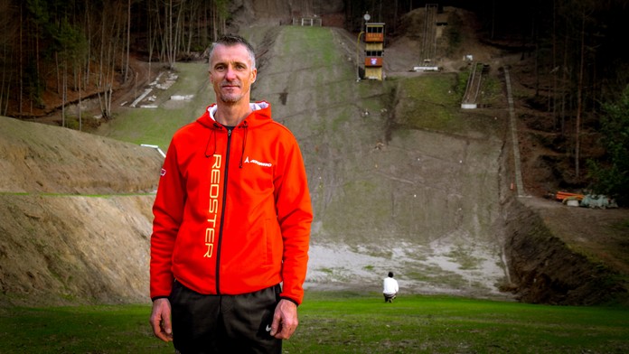 Pohľad na vežu a skokanské mostíky.