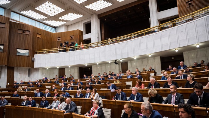 Hlasovanie o paragrafe 363 poslanci opäť zablokovali