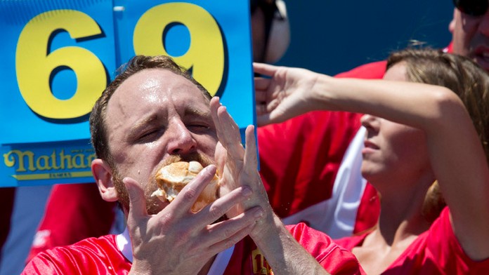 Rekordér v jedení hot-dogov Joey Chestnut.