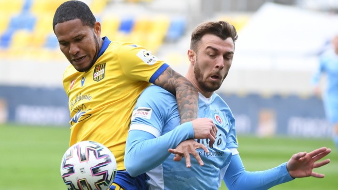 Futbalista Slovana Aleksandar Čavrič a vľavo hráč DAC-u Eric Javier Davis Grajales.