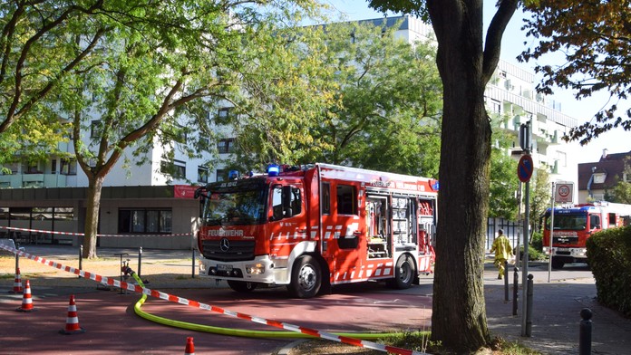 Na snímke hasičské auto, ktoré stojí pred domovom pre seniorov v nemeckom Heilbronne.