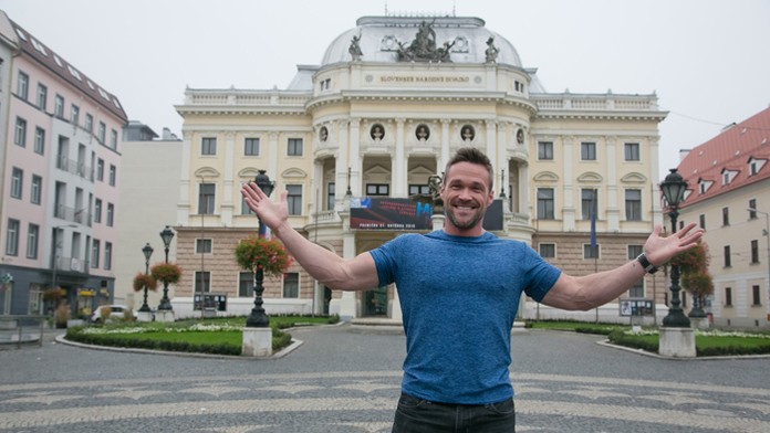 Chris Powell pred Slovenským národným divadlom