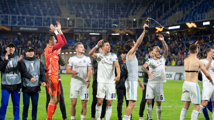 Denis Vavro (v strede) z Lazia Rím oslavuje so spoluhráčmi gól v dueli EL na pôde Klužu.