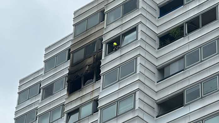 VIDEO: Tragédia v Berlíne. Dvaja ľudia sa šplhali po fasáde horiacej bytovky, pád neprežili