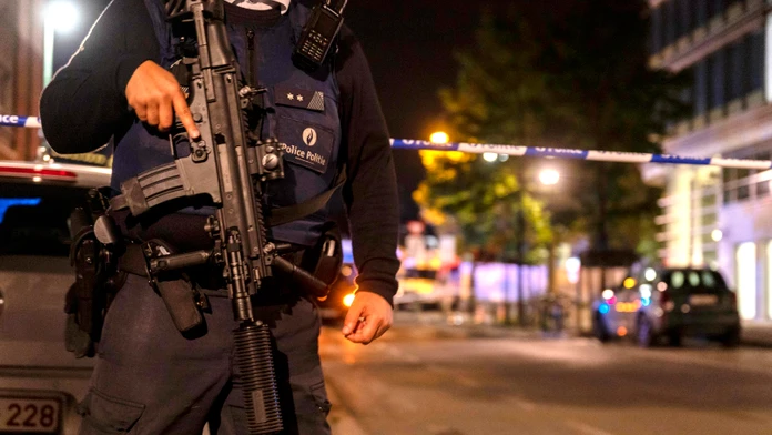 Policajt hliadkuje po streľbe v centre Bruselu.