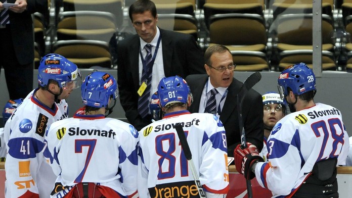 Na archívnej snímke z roku 2009 Ľubomír Pokovič a Ján Filc počas zápasu Nemeckého pohára Slovensko - Švajčiarsko.