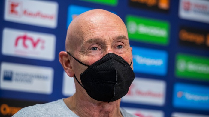 Tréner Slovenska Craig Ramsey počas tlačového brífingu na zraze reprezentácie.