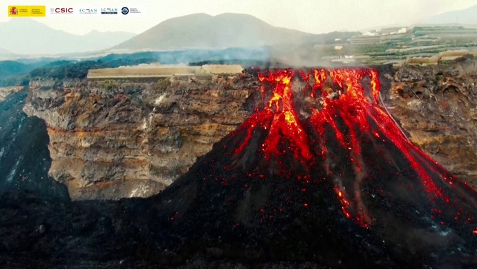Sopka vychrlila sopečný  lávu, ktorá po svahu pomaly stekala k pobrežiu a následne začala vtekať aj do vôd Atlantického oceánu. 
