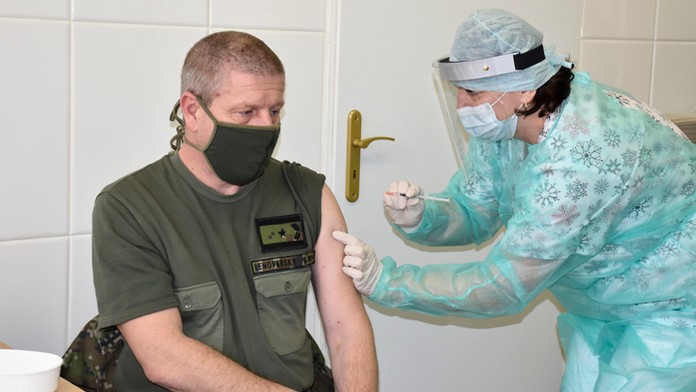 Vladimír Lengvarský počas očkovania 11. januára.