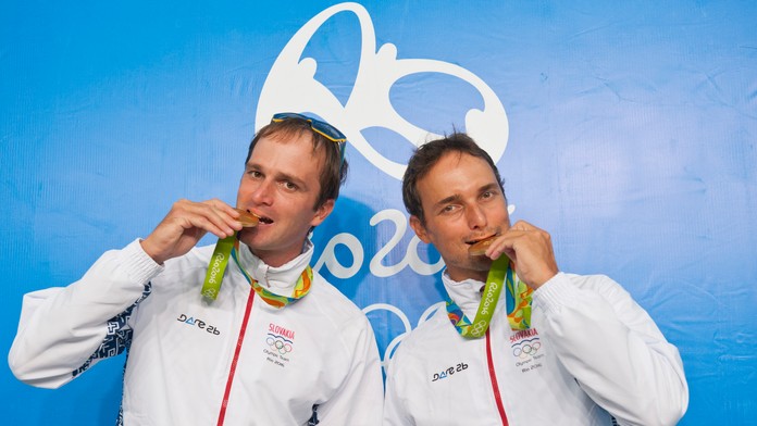 Vodní slalomári Ladislav a Peter Škantárovci pózujú so zlatými olympijským medailami z OH v Riu. 