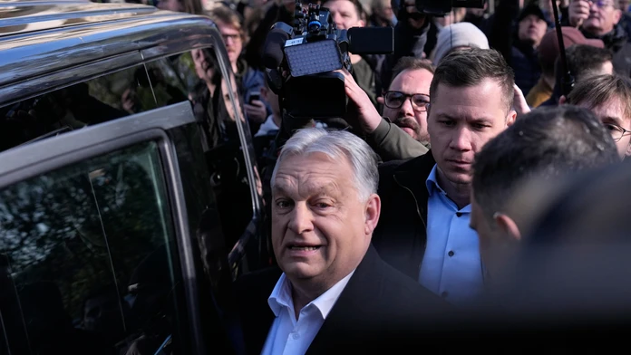 Maďarský premiér a predseda vládneho bloku Fidesz–KDNP Viktor Orbán odchádza z volebnej miestnosti po jeho hlasovaní v parlamentných voľbách v Budapešti.