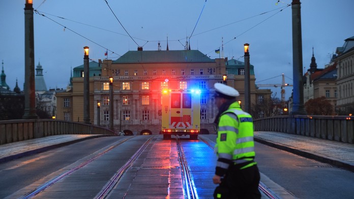 Strelec z filozofickej fakulty v Prahe sa tesne minul s policajnou hliadkou. Tá o jeho zámeroch však nevedela