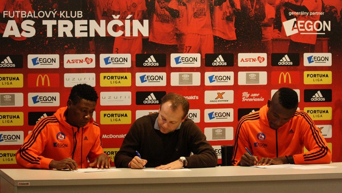 Krídelník Samuel Kalu a stopér Christopher Maduka (vpravo), uprostred generálny manažér AS Trenčín Róbert Rybníček.