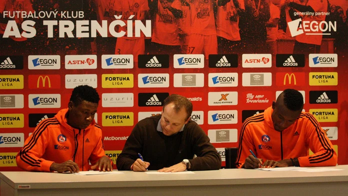 Krídelník Samuel Kalu a stopér Christopher Maduka (vpravo), uprostred generálny manažér AS Trenčín Róbert Rybníček.