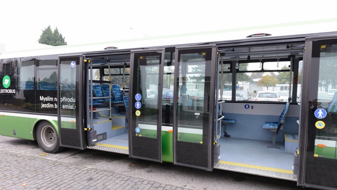 Šaty s modrotlačou.