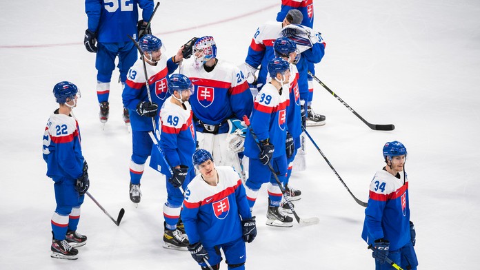Smutní hokejisti Slovenska po prehre so Švédskom na ZOH 2022.