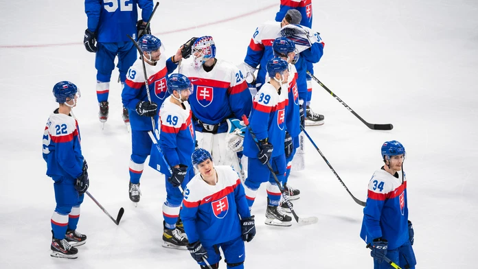 Smutní hokejisti Slovenska po prehre so Švédskom na ZOH 2022.