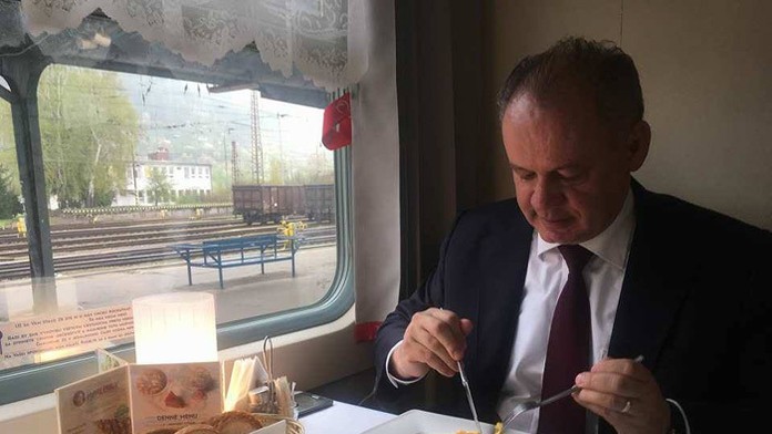 Andrej Kiska sa v IC vlaku aj naraňajkoval.