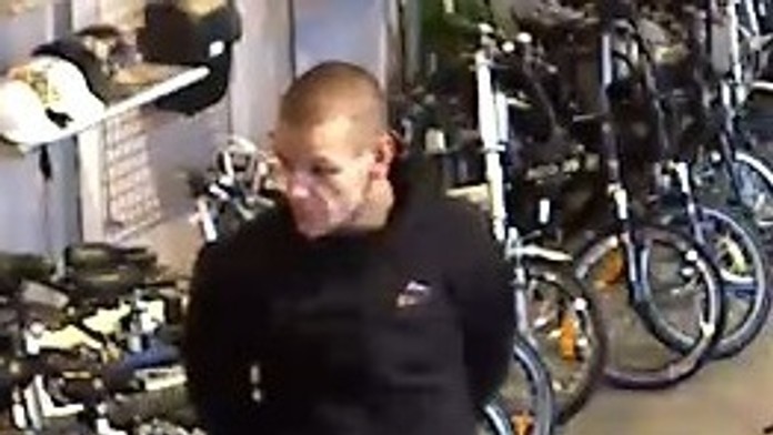 Tento muž kradol v pražskej predajni bicyklov a chytili ho vďaka Facebooku.