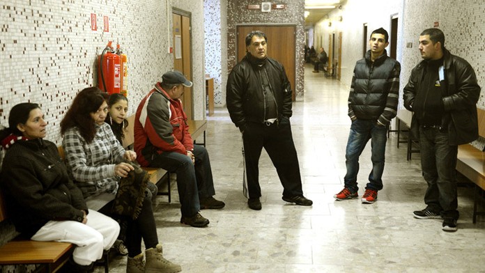 Na archívnej snímke rodičia a príbuzní poškodených v kauze šikanovania rómskych chlapcov na košickej policajnej stanici v marci 