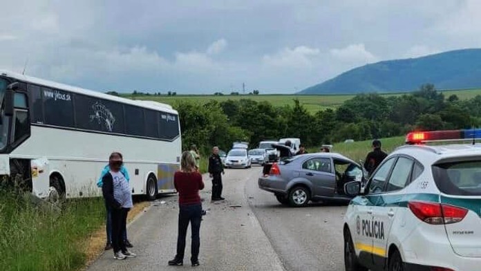 Nehoda autobusu s osobným vozidlom v obci Lubina 
